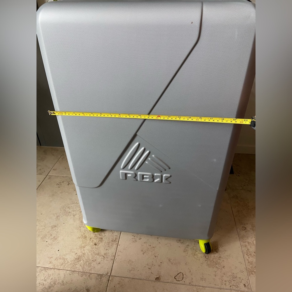 Spinner Luggage - Picture 7 of 12